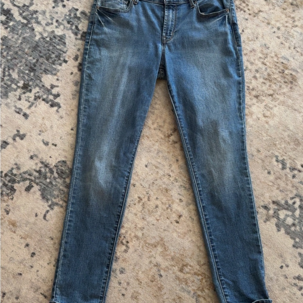 Old Navy Women's Skinny Jeans in Classic Blue. Size 8 SHORT